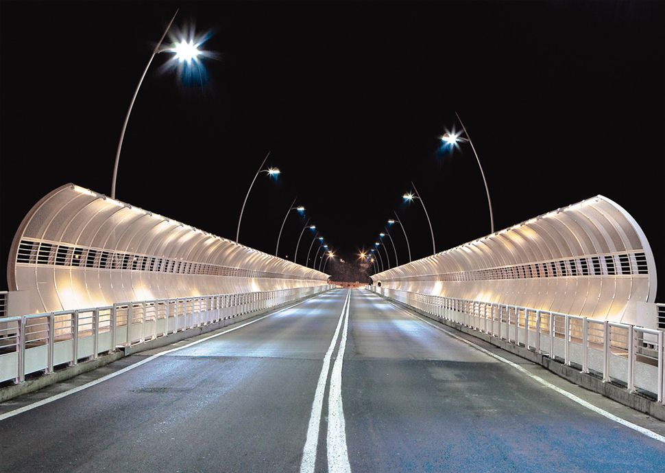 Single tiang oktagonal